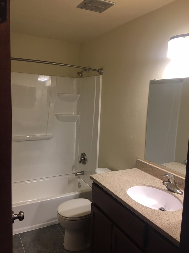 1381 Meadowcreek Apartments in Pewaukee, WI