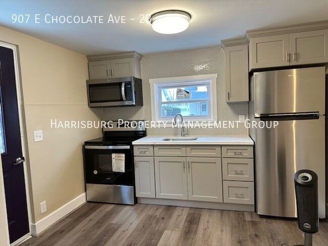 Building Photo - Welcome to our charming 2nd floor 1-bedroo...