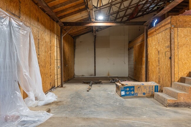 Building Photo - Country home equipped for on-site business!