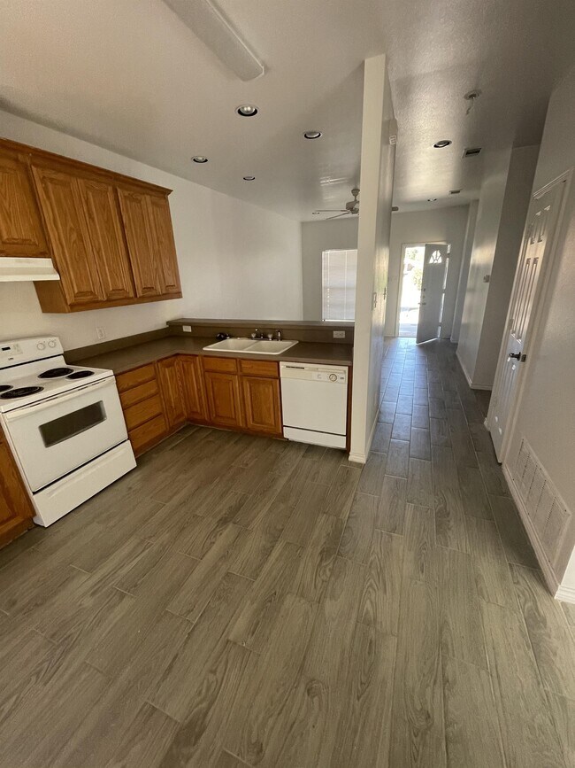 Building Photo - 368 Westview Ln