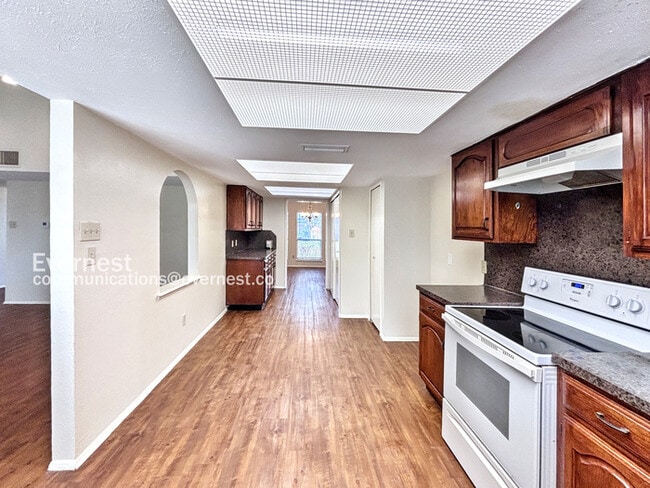 Foto del edificio - 5503 Canyon Forest Dr