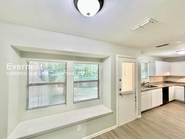 Foto del edificio - 328 Ezekial Ave