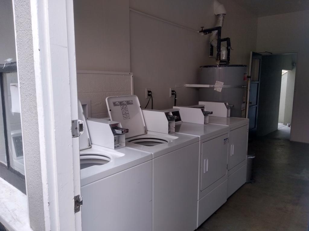 Foto del edificio - 4130 E 7th St