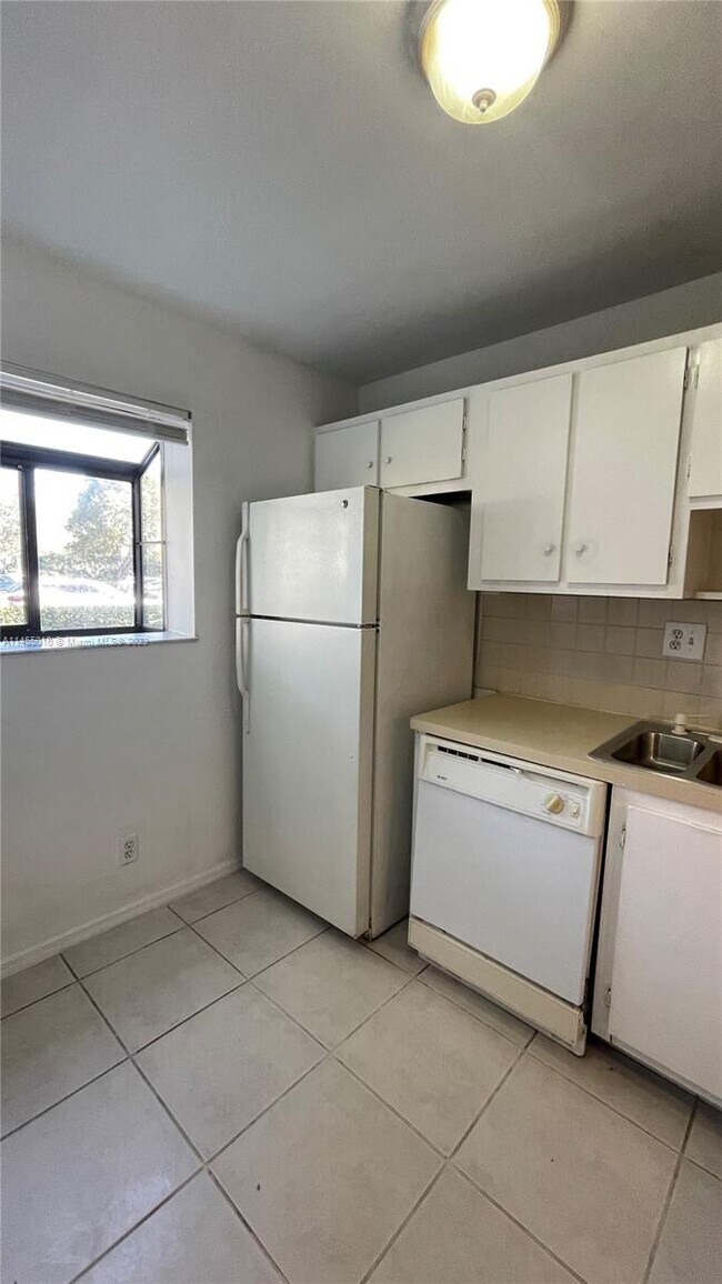 Foto del edificio - 104 Gardens Dr