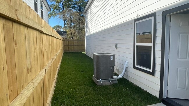 Building Photo - 6011 Wedgefield St