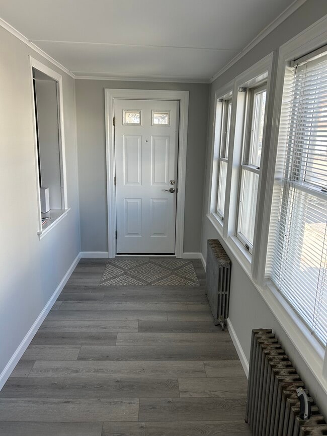 Indoor Porch - 15 1st St