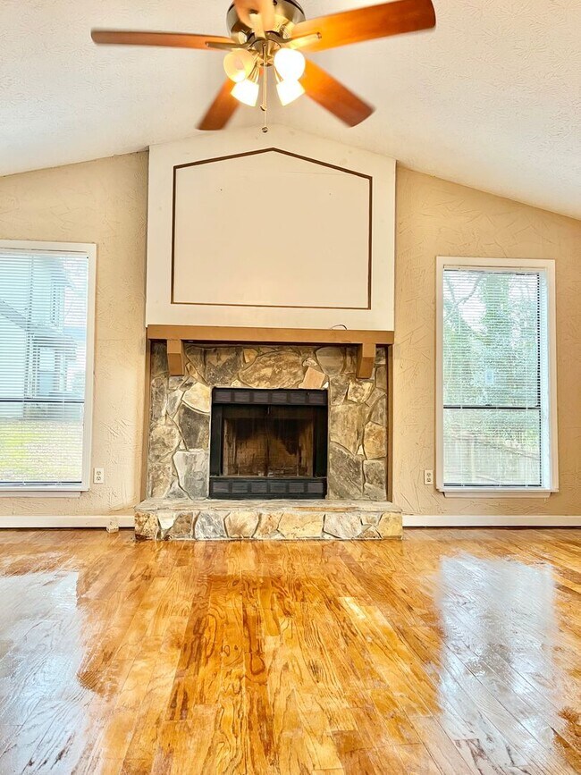 Building Photo - New Year Special! Amazing 4 Bedroom/2.5 Ba...