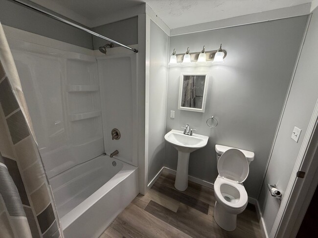 Building Photo - 622 E Carpenter St