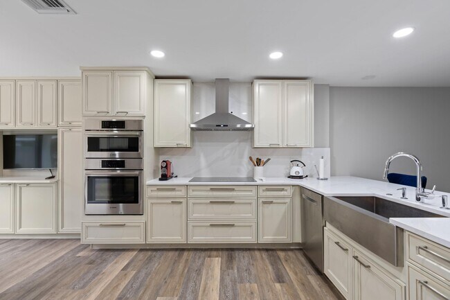Building Photo - 2435 Presidential Way