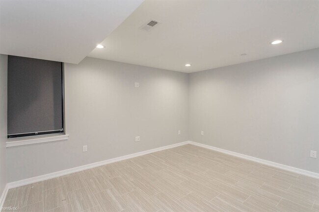 Building Photo - 3 br, 2 bath Triplex - 730 N 16th ST Unit 1