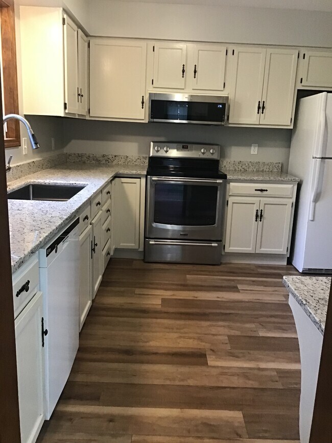 Building Photo - 1225 Sandhill Dr