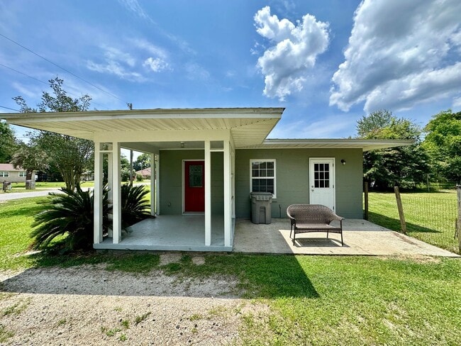 Building Photo - 2 bedroom 1 bath house for rent in Pensaco...