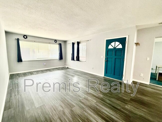 Foto del edificio - 250 Rosery Rd NW
