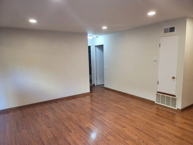 Building Photo - 132 Locksley Ave
