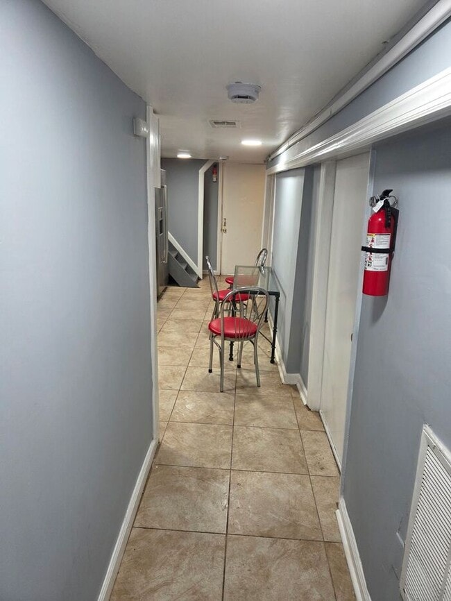 Building Photo - Spacious 3.5 BDR Apartment with Closed Fro...