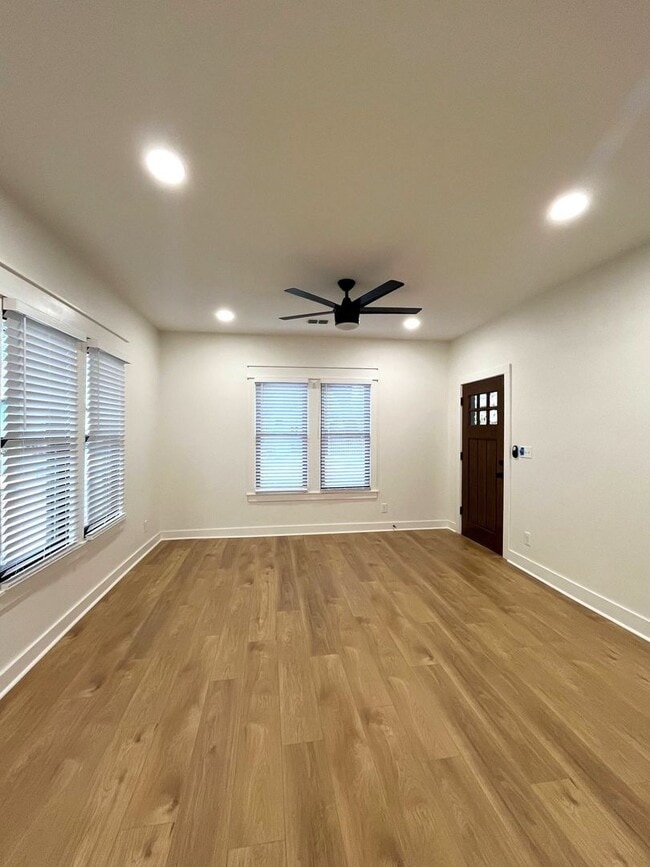 Building Photo - 706 E Evergreen Ct