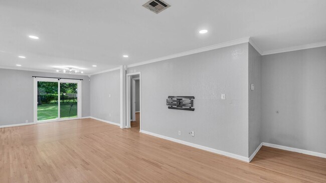 Building Photo - Beautifully Redone 2 Bedroom Midtown House...