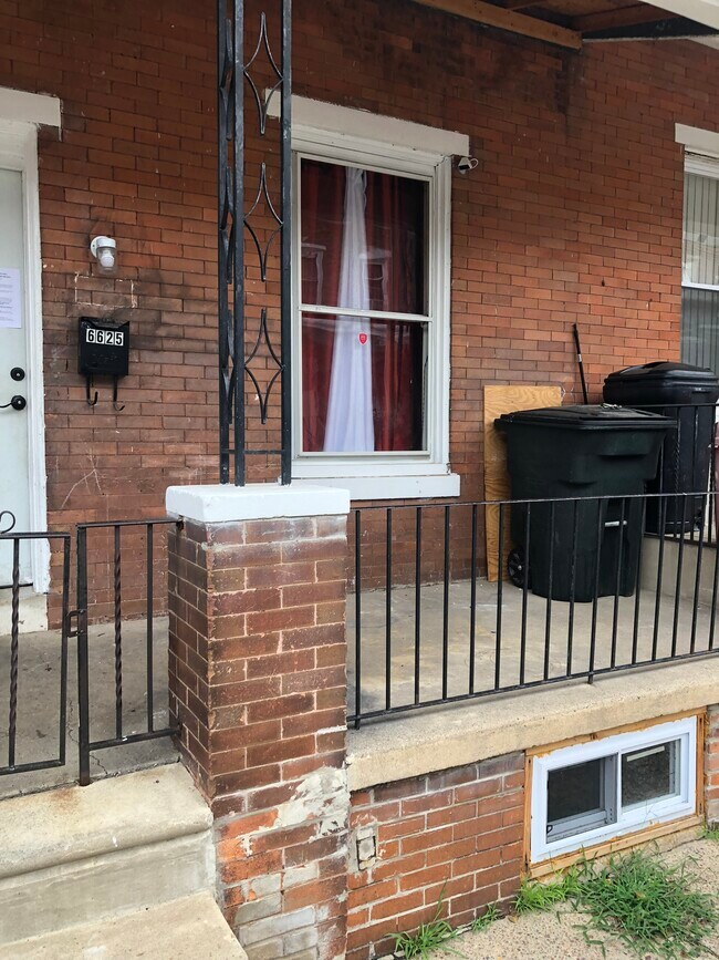 Front porch - 6625 Haddington Ln