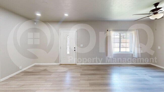 Foto del edificio - 3725 E Flower St