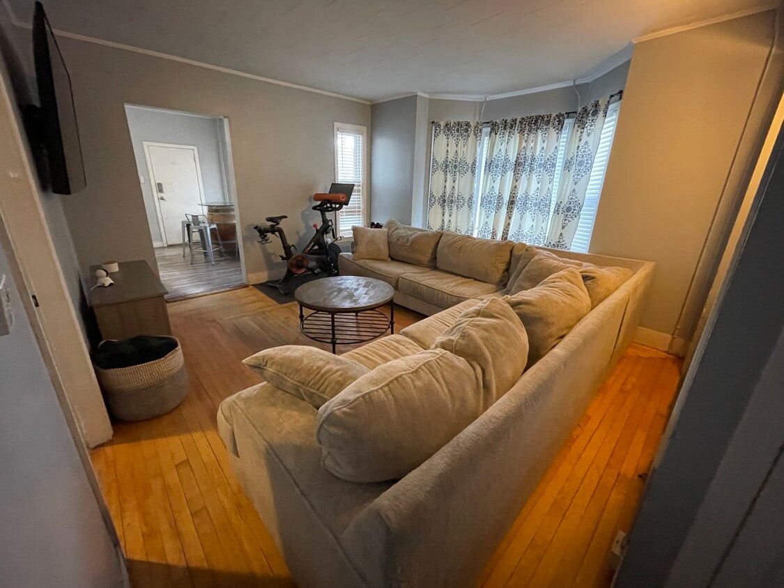 Large Living Room with Bay windows - 347 E High St