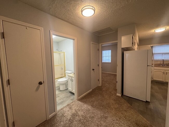 Foto del edificio - 2BR 1BA Triplex • Private Backyard in Downtown Smithville