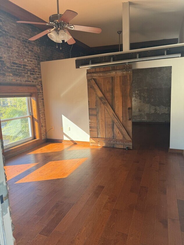 Foto principal - 210 W Main St