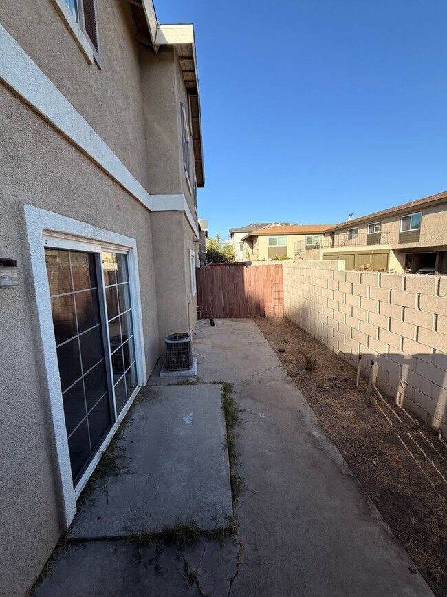 Foto del edificio - Spacious 3 bedroom w/ attached 2 Car Garage For Rent!