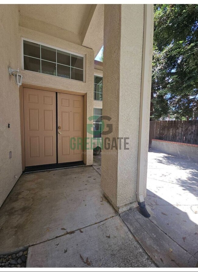 Foto del edificio - Beautiful 4 Bedroom, 3 Bathroom Home in Tr...