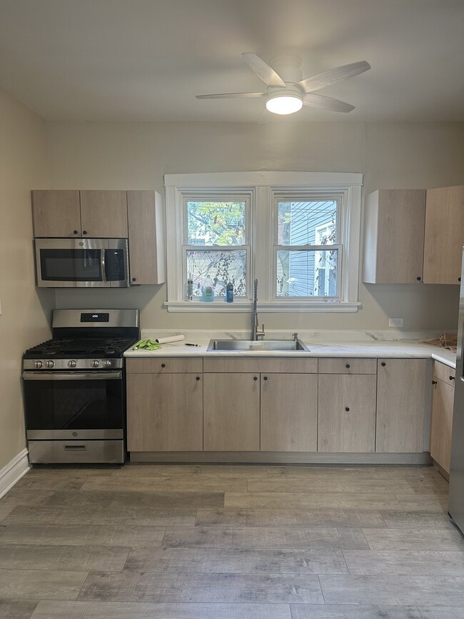 Building Photo - 4118 N Western Ave