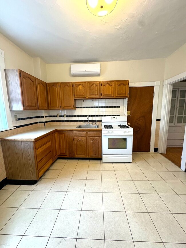 Building Photo - Allston 2 Bed available Jan 1st 2025