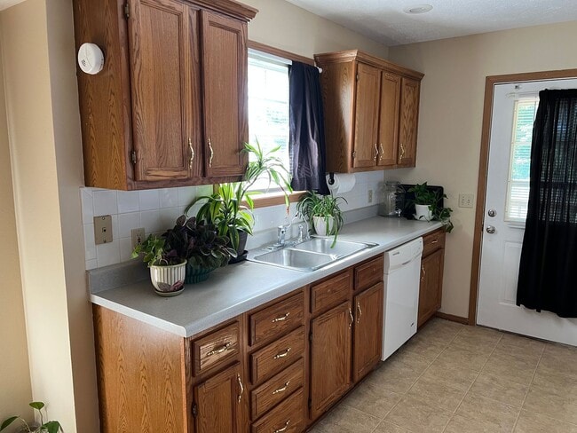 Building Photo - Duplex in Nixa!