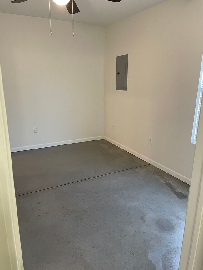 Building Photo - Updated  DUPLEX with Garage