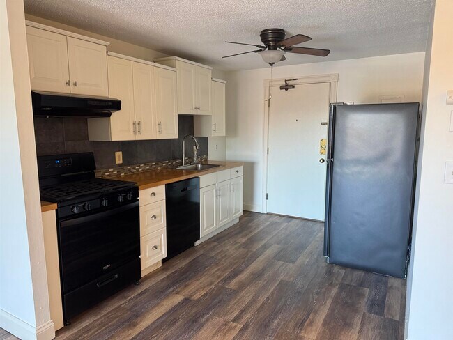 Foto del edificio - 136 Mammoth Rd