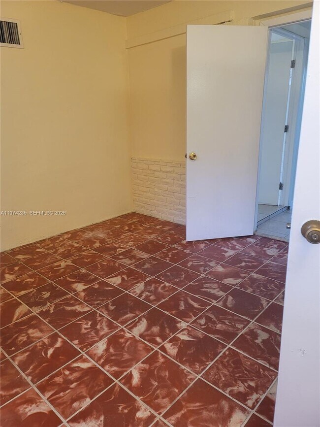 Foto del edificio - 1290 NW 120th St