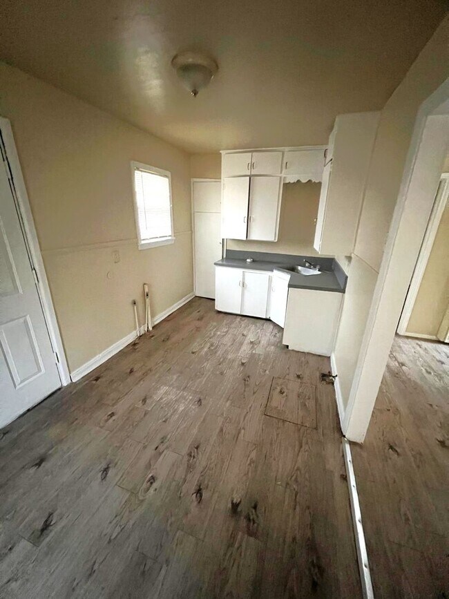 Building Photo - $0 First Month's Rent / $0 Deposit at Move-in