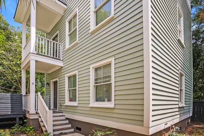 Building Photo - 5 E Hampstead Square