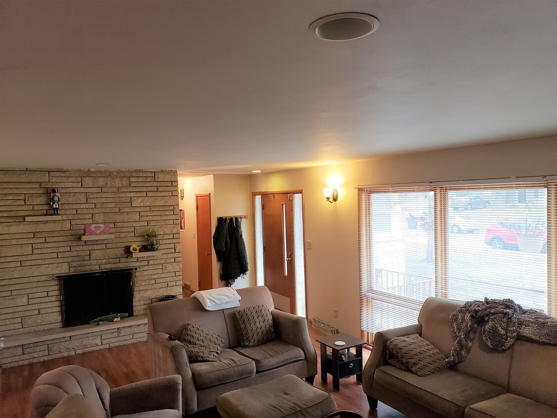Primary Photo - Huge House with Fenced-in Yard + 2 Kitchen...
