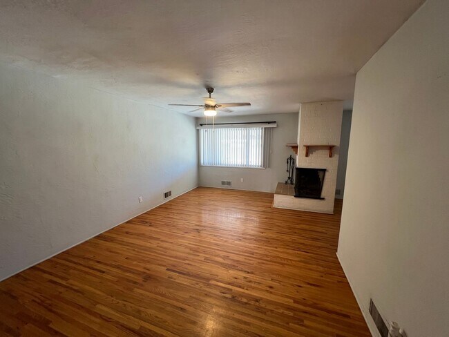 Building Photo - NE 3/BD 2/BA 2/CG