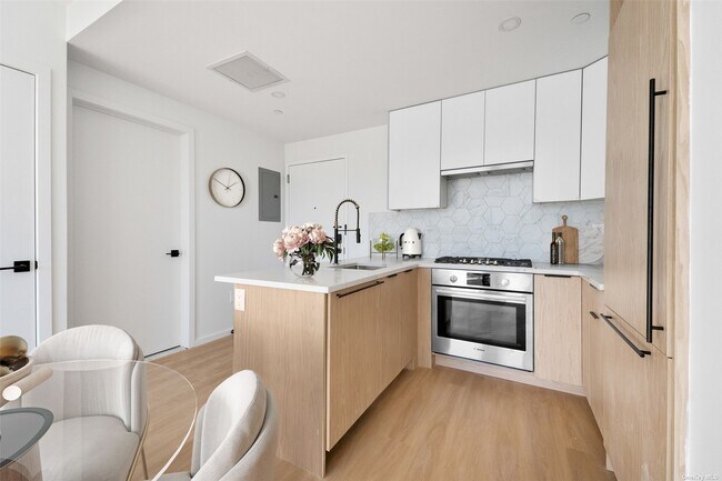 Foto del edificio - 8107 Kew Gardens Rd