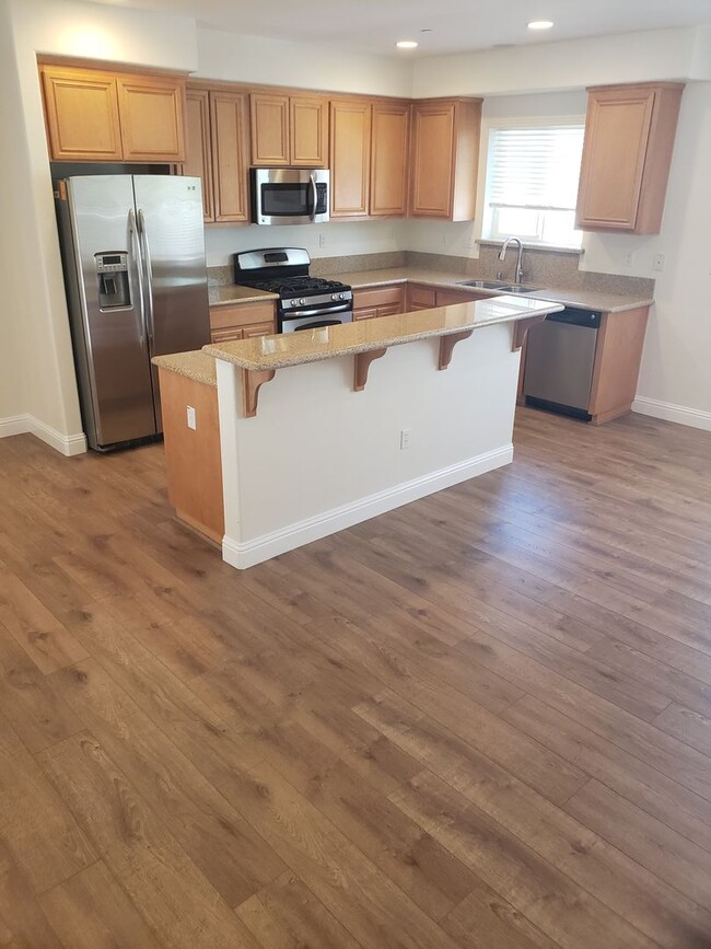 Building Photo - Newly Remodeled 3 bed 2.5 bath condo in qu...