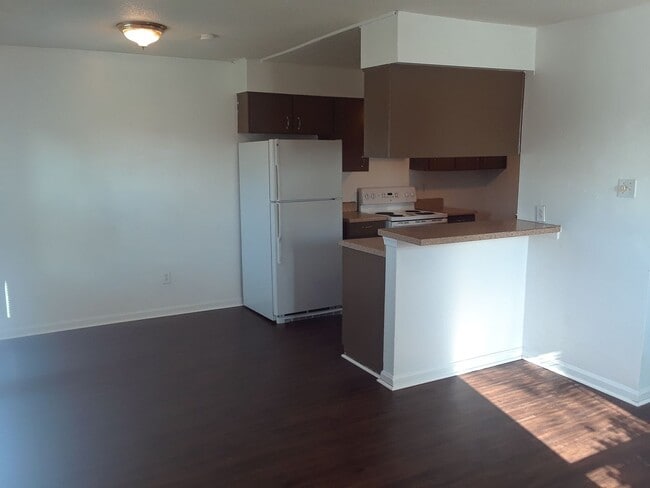 Building Photo - Virginia Beach- 3 Bed / 1.5 Bath end unit townhouse in Green Run
