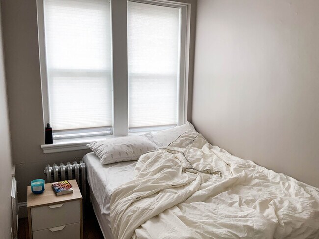 EXTRA ROOM for your bed! Studio/SMALL 1-bed - 23 Lanark Rd