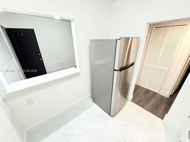 Foto del edificio - 7435 Byron Ave