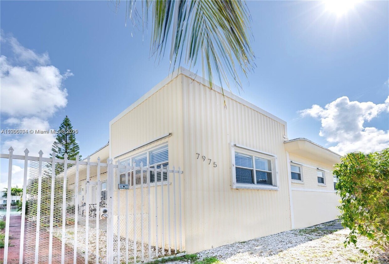 Foto principal - 7975 Crespi Blvd