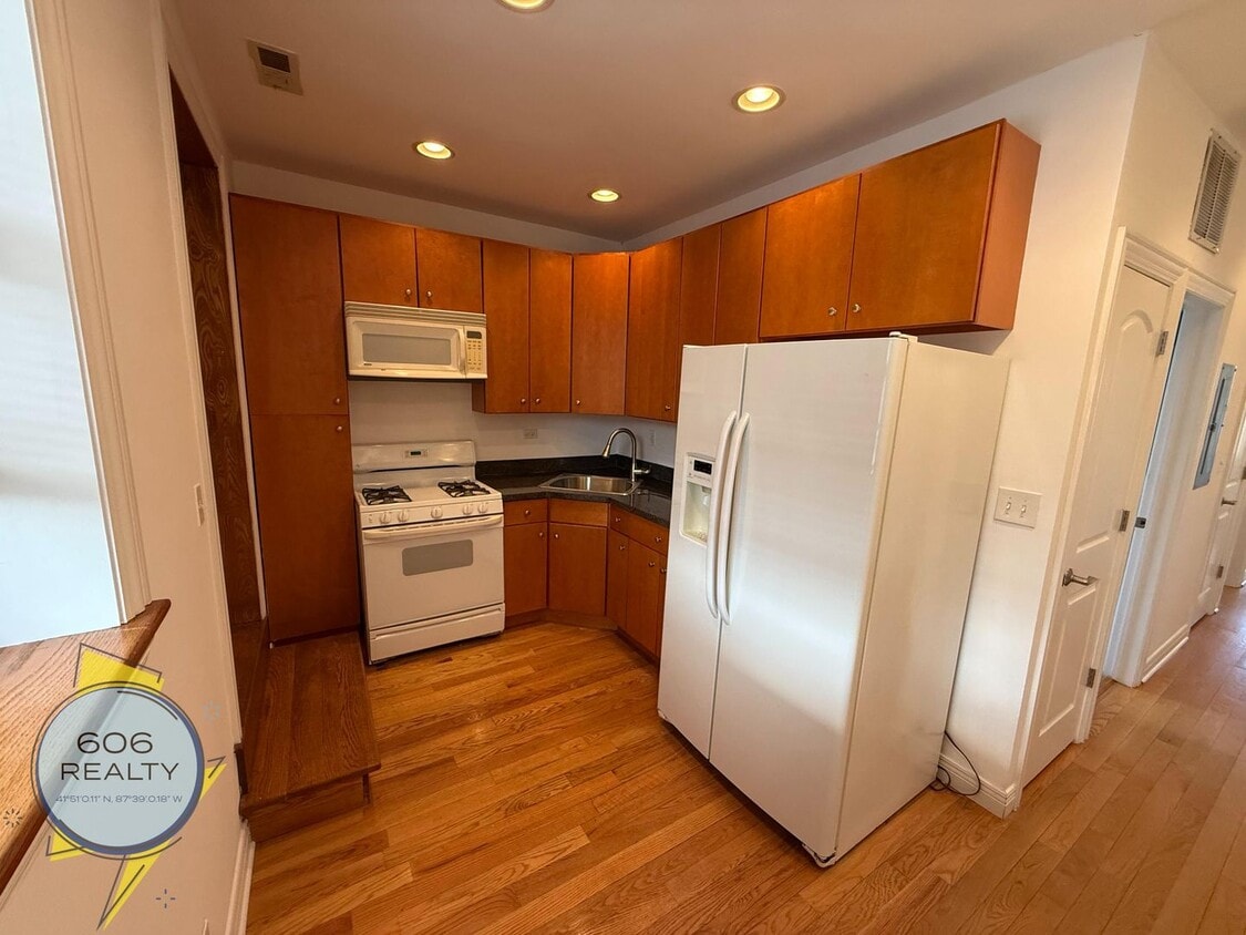 Building Photo - 5207 W Belmont Ave