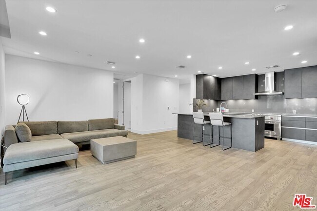 Foto del edificio - 728 N Sweetzer Ave