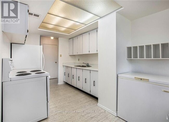 Building Photo - 555 Brittany Dr