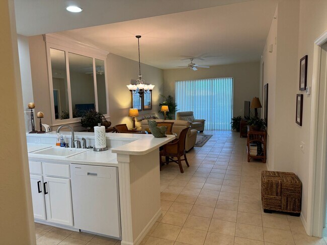 Foto del edificio - Beautiful Condo with Lake View