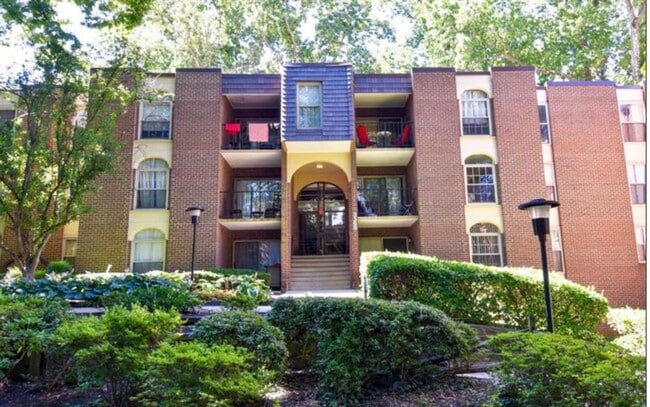 Building Photo - Well-Appointed 2 Bed 1 Bath Condo In Vibra...
