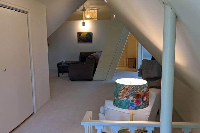 Sala de estar del tercer piso - 402 Poplar St